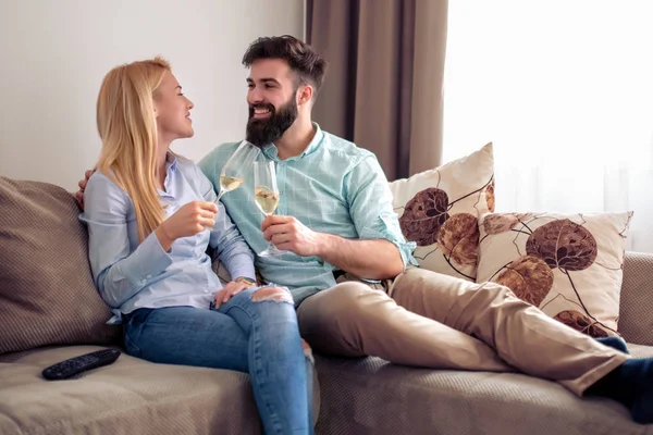 Bild Eines Lächelnden Liebespaares Das Hause Wein Trinkt — Stockfoto