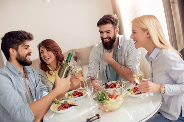 Tempo Libero Mangiare Cibo Bevande Persone Vacanze Concetto Sorridenti Amici — Foto Stock