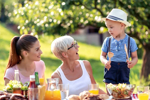 Família Almoçando Seu Jardim Verão — Fotografia de Stock