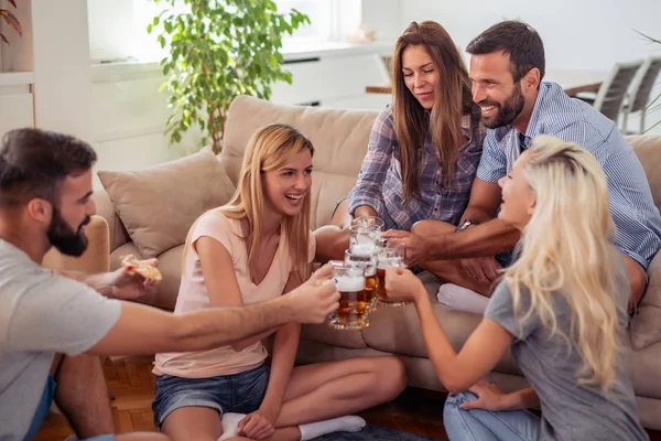 Melhores Amigos Divertindo Juntos Assistindo Jogo Futebol Comer Pizza — Fotografia de Stock