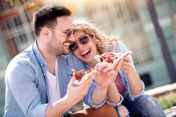 Hermosa Pareja Amorosa Sentado Parque Comer Pizza Dating Comida Concepto — Foto de Stock