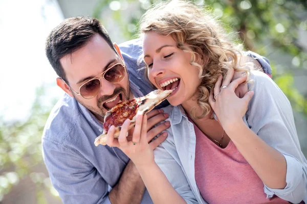 Couple Heureux Amour Partage Tranche Pizza Plein Air — Photo