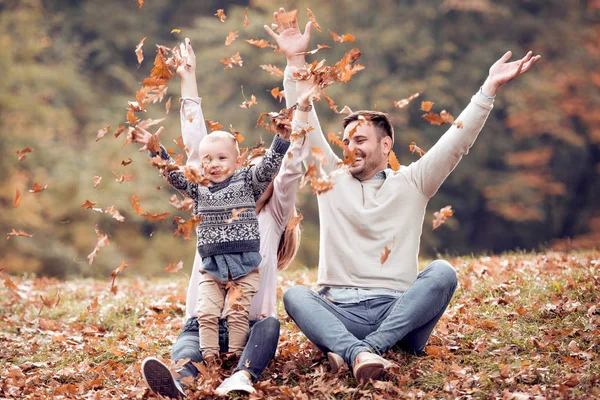 Bild Einer Glücklichen Familie Die Spaß Herbstlichen Park Hat — Stockfoto