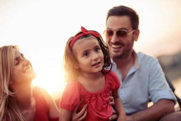 Familia Divirtiéndose Juntos Ciudad Tiempo Familia — Foto de Stock