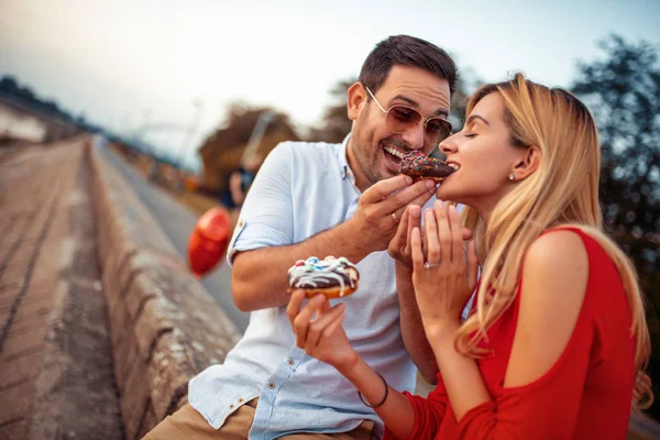 Glückliches Junges Paar Hat Spaß Freien Und Lächelt — Stockfoto