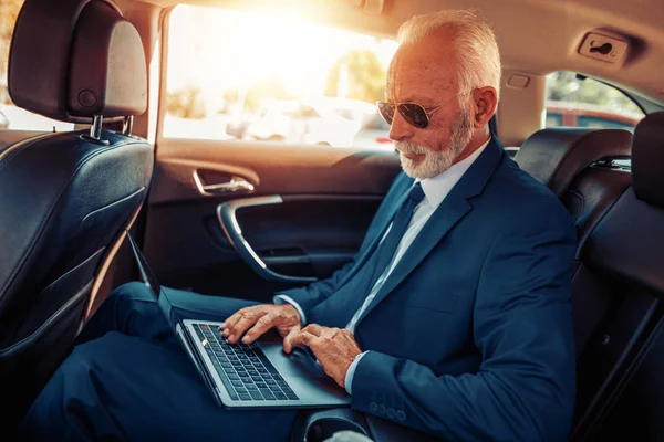 Uomo Affari Anziano Che Viaggia Lavorare Auto Sul Sedile Posteriore — Foto Stock