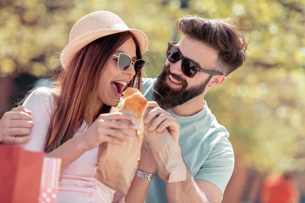 Joyeux Jeune Couple Ils Rient Mangent Des Sandwichs Amusent Bien — Photo