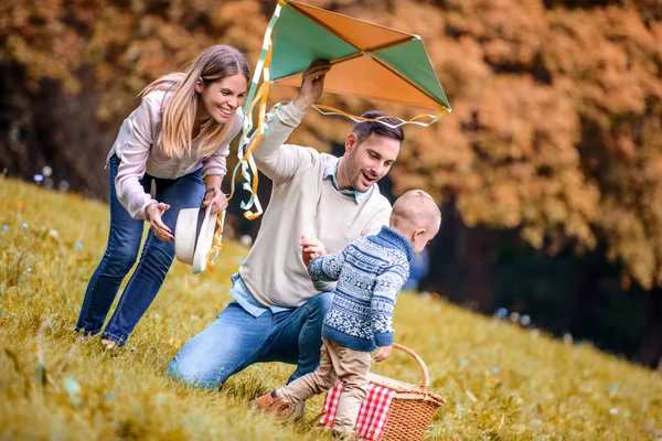 Junges Verliebtes Paar Vergnügt Sich Mit Seinem Sohn Und Genießt — Stockfoto