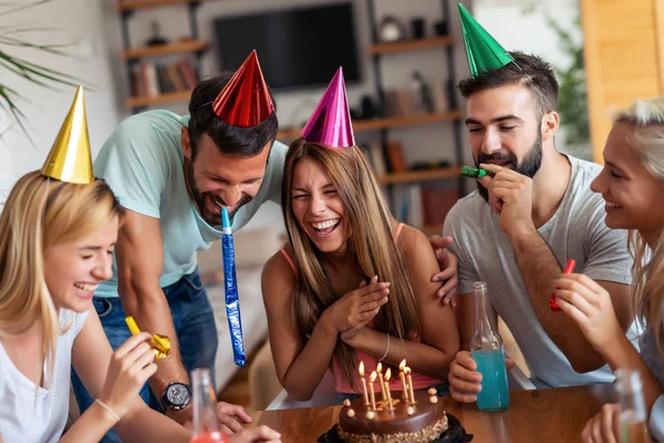 Felice Giovane Donna Che Festeggia Compleanno Casa — Foto Stock