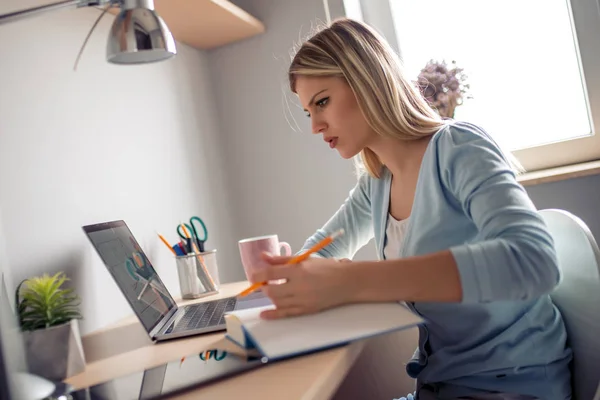 Junge Frau Arbeitet Hause Büro — Stockfoto