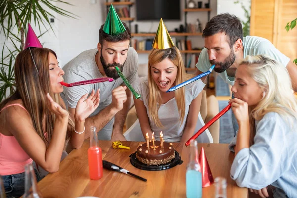 Boldog Fiatal Ünnepli Születésnapját Otthon — Stock Fotó