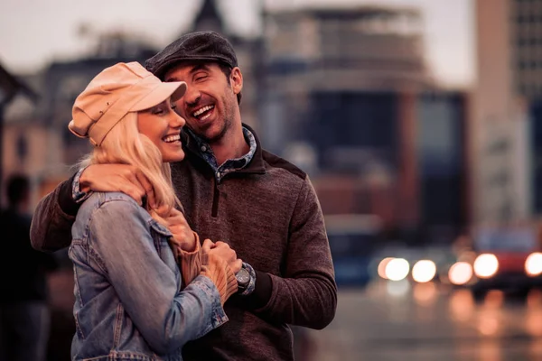 Mutlu Genç Çift Dışarıda Eğleniyor Gülümsüyor — Stok fotoğraf