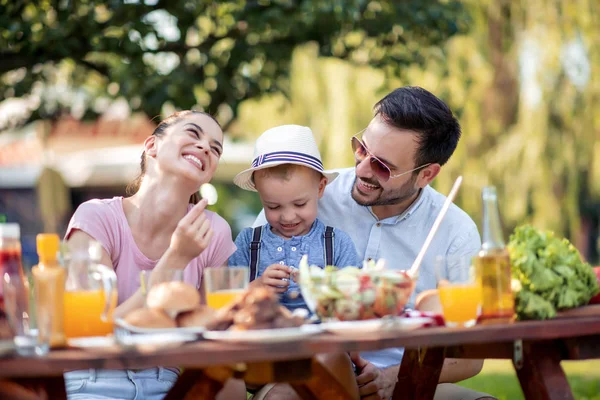 Family Having Barbecue Garden Eating Having Fun Together Leisure Holidays — Stock Photo, Image