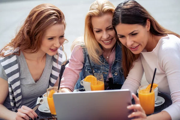 Vacaciones Personas Divertido Concepto Hermosas Chicas Que Divierten Cafetería Aire — Foto de Stock