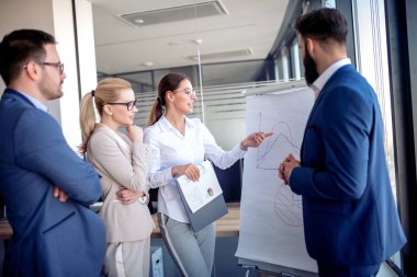Genç çekici işkadını sunu meslektaşları için gösterilen.