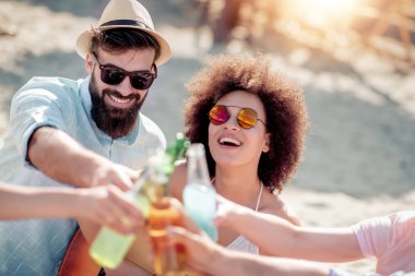 Grup arkadaşıyla sahilde parti. Yaz tatili kutluyoruz.