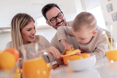 Aile mutfakta taze portakal suyu yapar, birlikte harika vakit geçirirler.. 