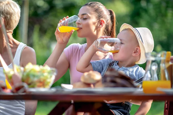 Happy Family Having Barbecue Lunch Garden Sunny Day Drink Orange — Stock Photo, Image