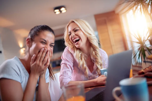 Mejores Amigos Usando Ordenador Portátil Juntos Casa — Foto de Stock