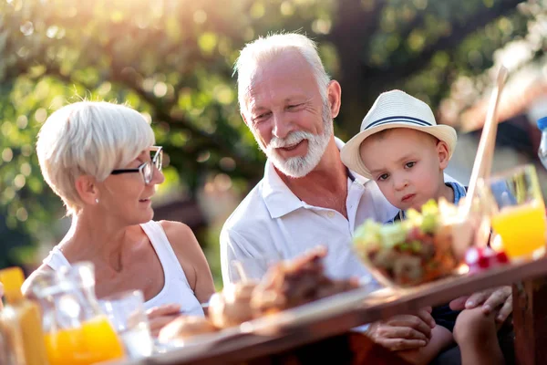 Familia Feliz Haciendo Picnic Parque Día Soleado — Foto de Stock