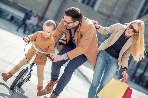 Venta Consumismo Concepto Personas Padre Madre Enseñando Hijo Andar Bicicleta —  Fotos de Stock