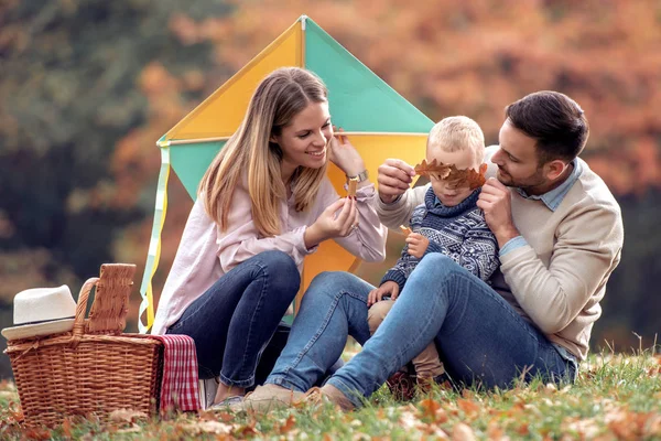 Young Couple Love Having Fun Son Enjoying Nature — Stock Photo, Image