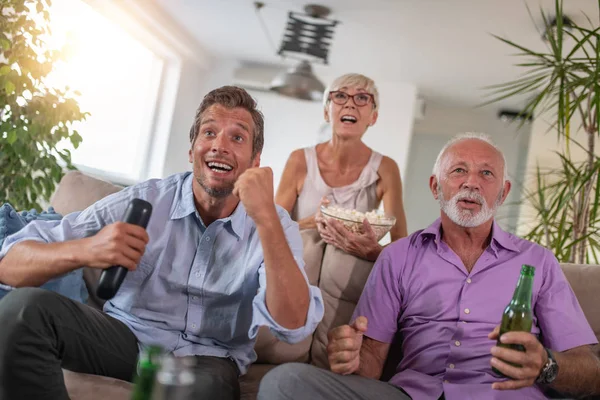 Gelukkige Familie Gebaren Schreeuwen Tijdens Het Kijken Naar Voetbalspel Samen — Stockfoto