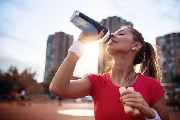 Güzel Fitness Sporcu Kadın Içme Suyu Çalışmadan Sonra Şehirde — Stok fotoğraf