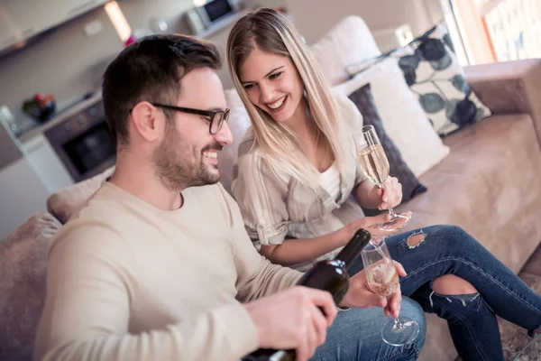 Junges Romantisches Paar Sitzt Auf Sofa Wohnzimmer Trinkt Wein Und — Stockfoto