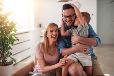 Aile zamanı. Anne, baba ve oğul evde eğlenmek.