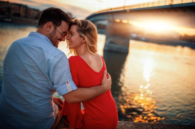 Mutlu genç çift dışarıda eğleniyor ve gülümsüyor..