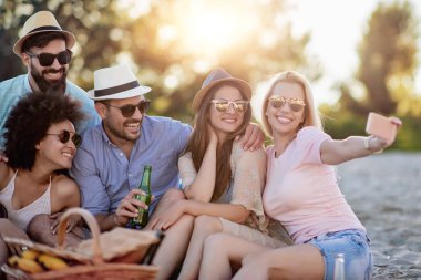 Yaz, tatil, tatil ve mutluluk kavramı-selfie telefon ile alarak arkadaş grubu.