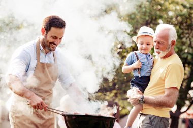 Mutlu bir aile yaz bahçesi parti Barbekü partisi. Eğlence, Aile, tatil ve insanlar kavramı. 