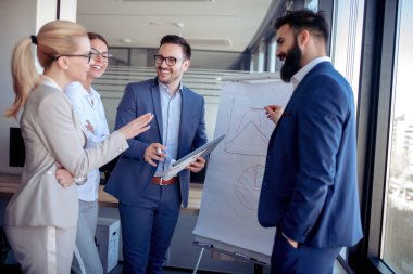 Genç ve çekici iş adamı meslektaşlarına sunum yapıyor..