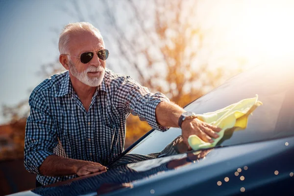 Lavado Coches Senior Hombre Limpiando Coche Aire Libre —  Fotos de Stock