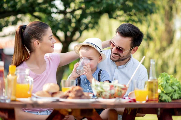 夏に庭で昼食をとる家族 — ストック写真