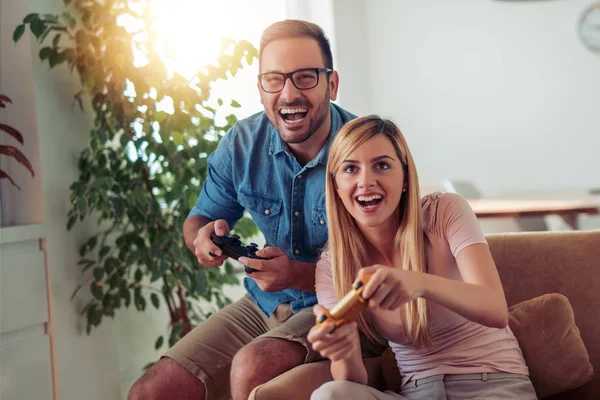 Casal Alegre Jogando Videogames Seu Apartamento — Fotografia de Stock