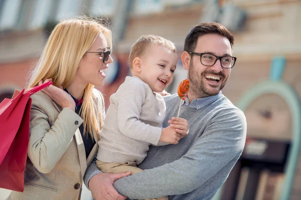 Lycklig Familj Med Shoppingkassar Promenader Staden Gatan Försäljning Konsumism Och — Stockfoto