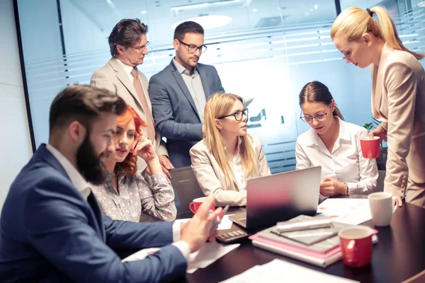 Affärsmän Använder Datorer Och Ler När Arbetar Kontoret — Stockfoto