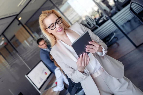 Femme Affaires Souriante Écrivant Mesage Sur Tablette Bureau — Photo