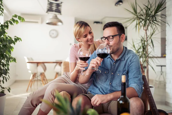 Romantisches Paar Trinkt Wein Und Genießt Liebe Der Kerl Öffnet — Stockfoto