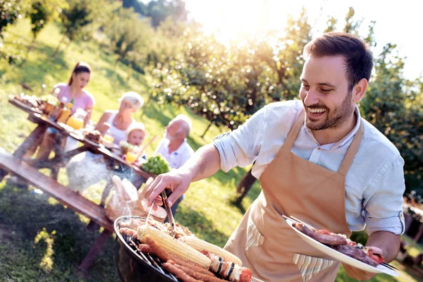 Comida Personas Tiempo Familia Concept Young Hombre Asar Carne Parrilla — Foto de Stock