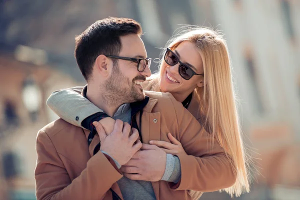 Romántica Pareja Joven Enamorada Abrazándose Calle — Foto de Stock