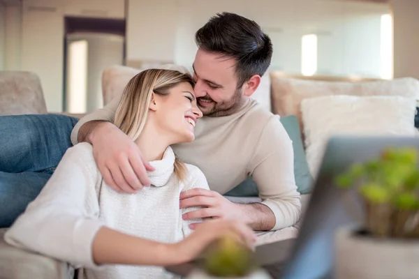 Jeune Couple Surfant Sur Internet Avec Ordinateur Portable — Photo