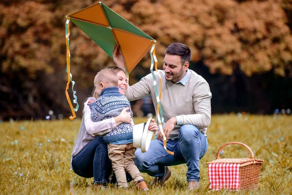 息子と一緒に楽しんで 公園で楽しんで若いカップル — ストック写真