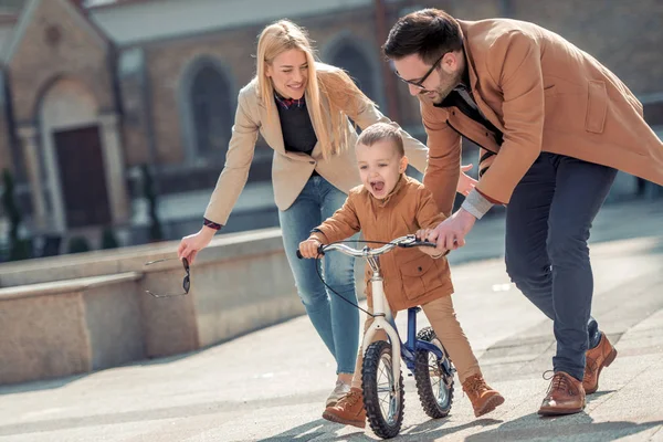 Ung Far Och Mor Undervisning Son Att Rida Cykel Staden — Stockfoto