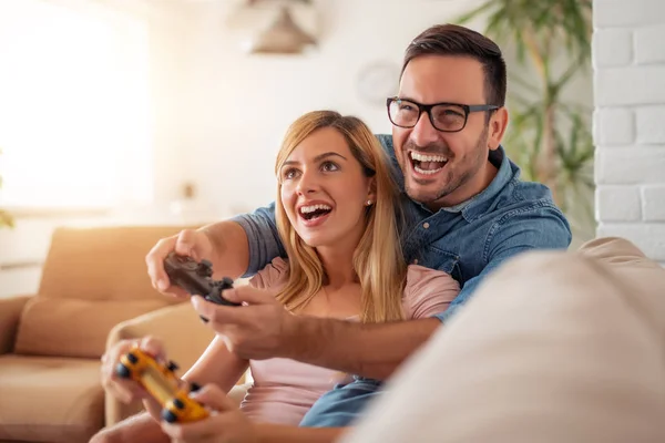 Fröhliches Paar Spielt Videospiele Seiner Wohnung — Stockfoto
