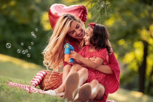 春の公園で彼女の娘と幸せな若い母 — ストック写真