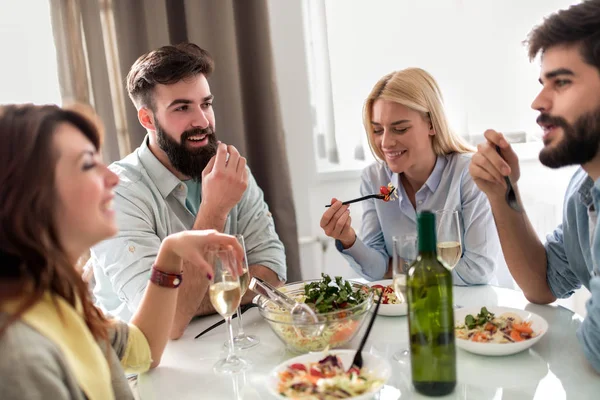 Groep Vrienden Vieren Met Alcohol Eten Thuis Partij — Stockfoto