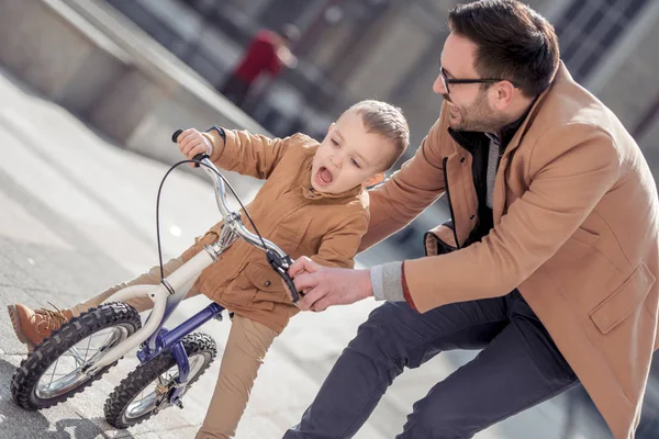 父で一緒に楽しんで 自転車に乗る彼の幼い息子を学ぶ — ストック写真